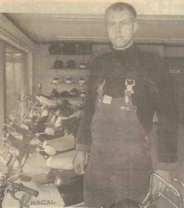 Bo Sørensen i butikken i Lindved med knallerter og hjelme